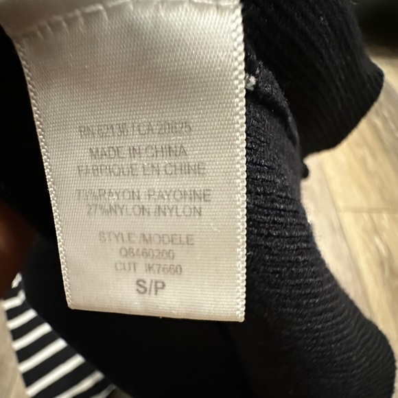 🛍️Guess + Jean Authentic Black, White striped cute top/ sweater Size SP - Picture 8 of 9